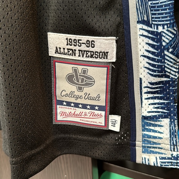 Mitchell & Ness Allen Iverson NCAA Georgetown Hoyas 1995-96 Authentic Jersey - Picture 3 of 8